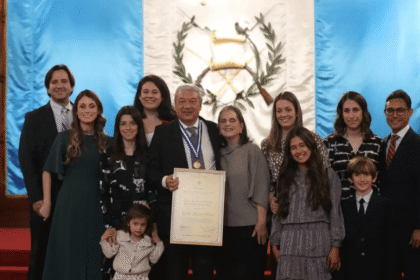 Adolfo Méndez Vides recibe el Premio Nacional de Literatura