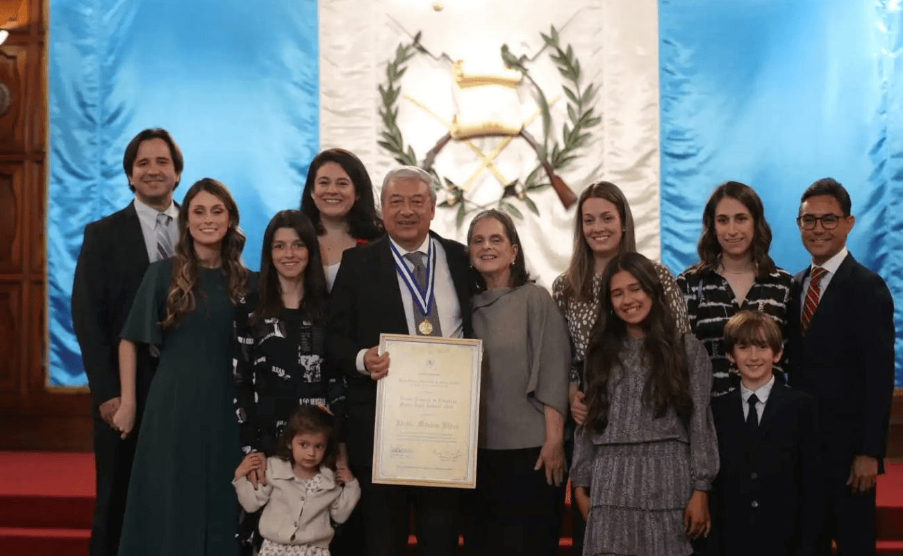 Adolfo Méndez Vides recibe el Premio Nacional de Literatura